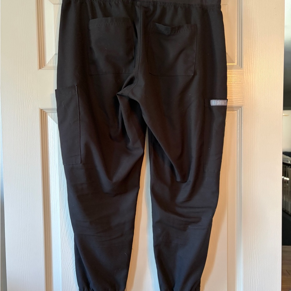 Med Couture Scrubs in Green and Black (Women’s medium petite) - Picture 7 of 9